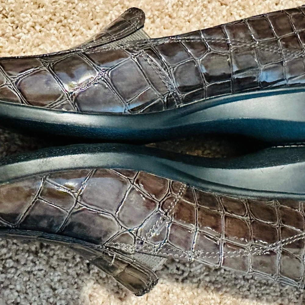 Clarks Collection Womens Brown Croc Embossed Loafer Flats Shoes Size 6.5M‎